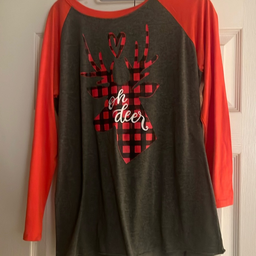 Mid sleeve adorable holiday shirt. Never worn.